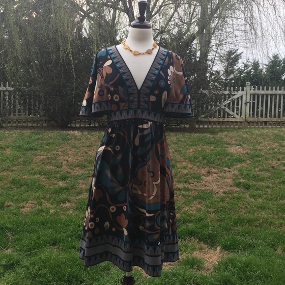 BCBGMaxAzria Dresses & Skirts - BCBG Maxazaria Large Dress Stylish Pattern